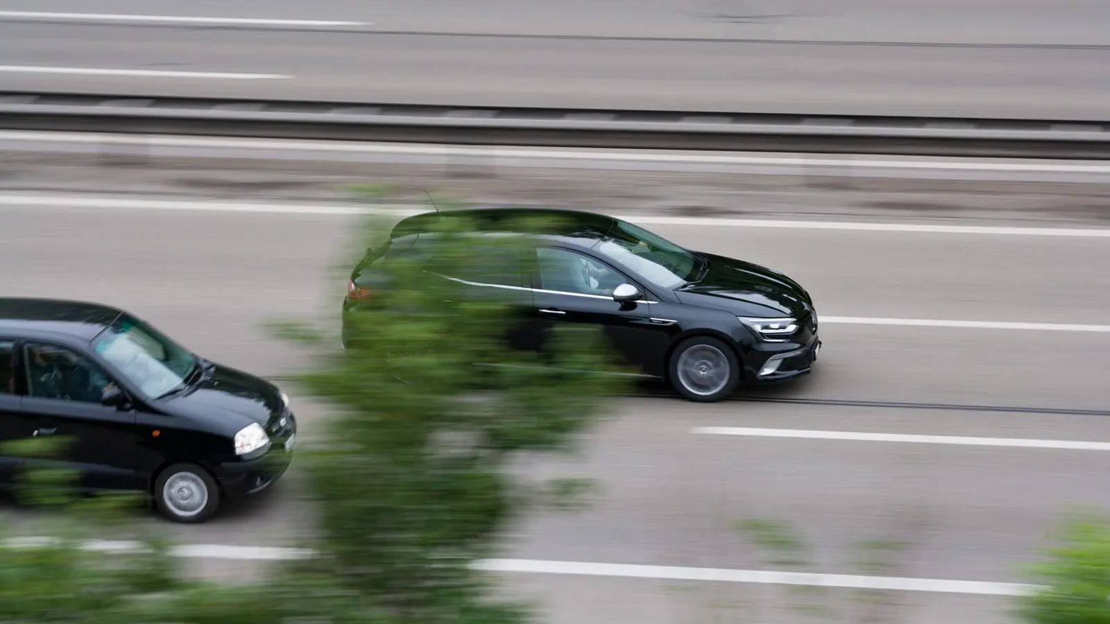 Abstandsmessung auf der Autobahn bei einem Spurwechsel des vorausfahrenden Fahrzeugs