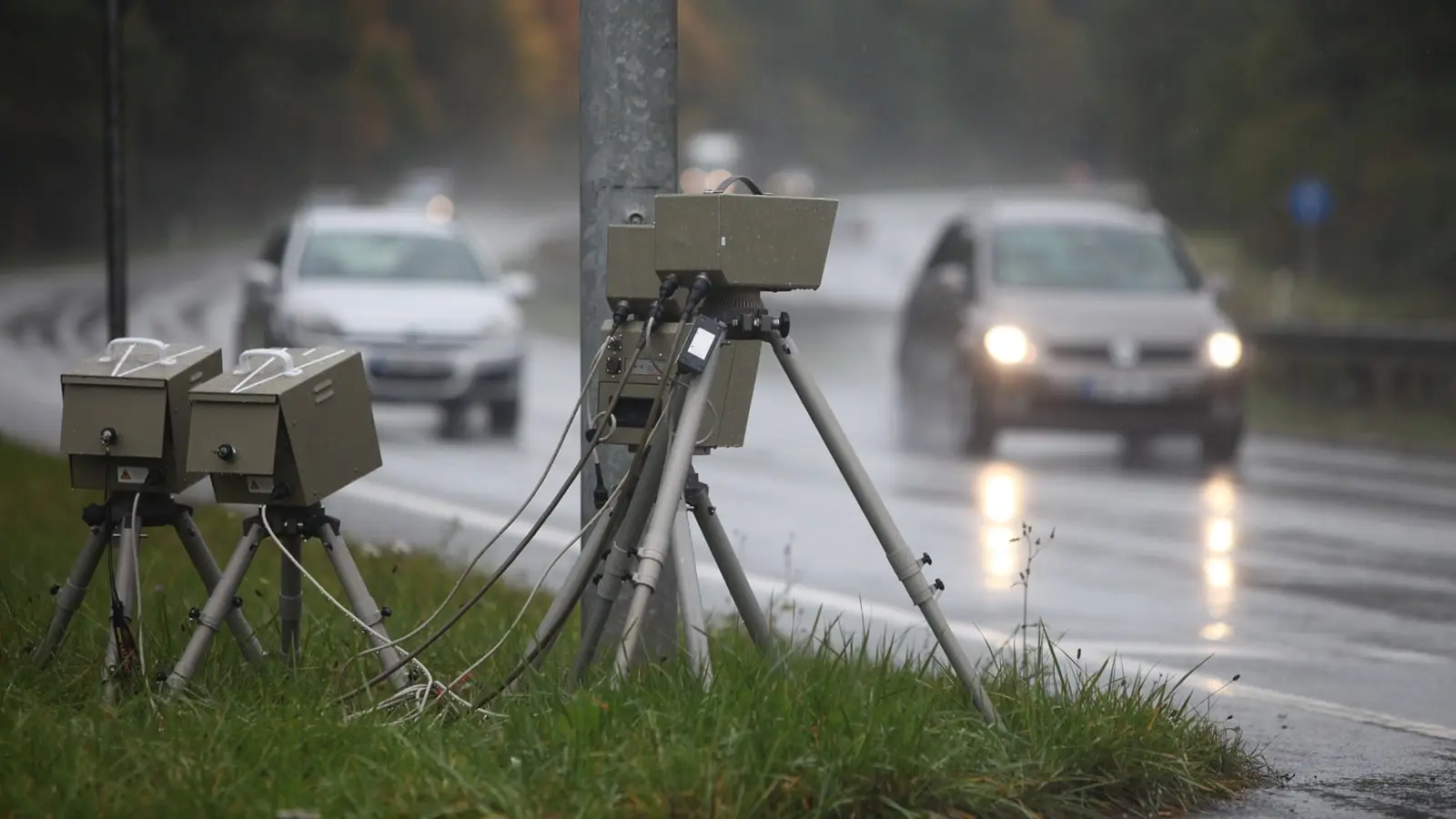 Geschwindigkeitsbegrenzung bei Nässe auf einer nassen Autobahn