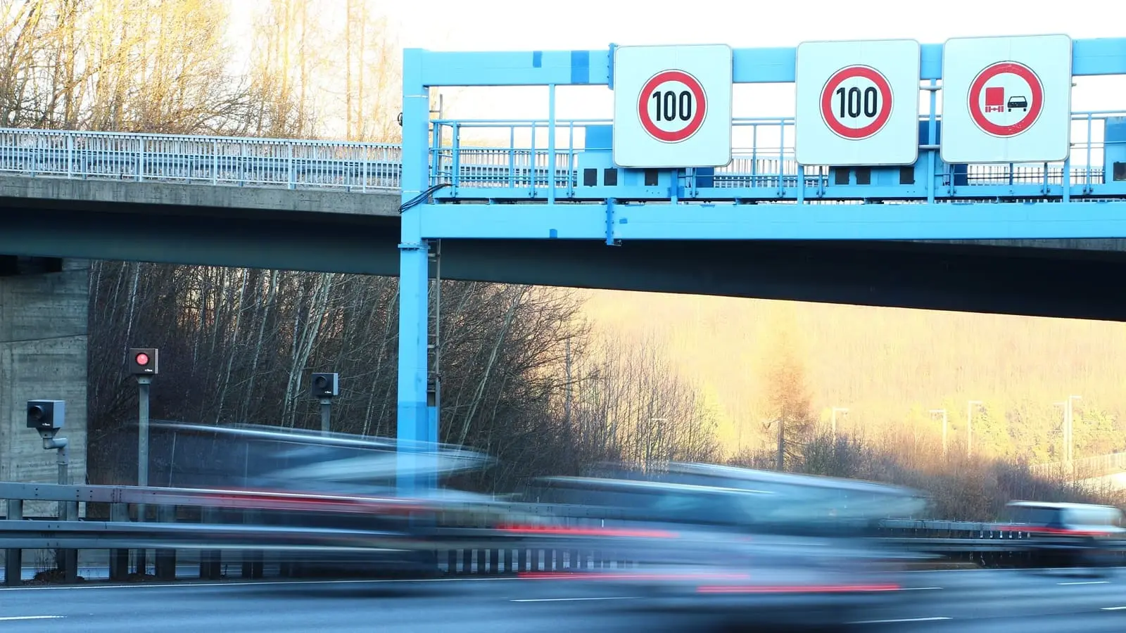 Blitzer-Abstand zum Verkehrsschild: Wie hoch muss er 2026 sein?