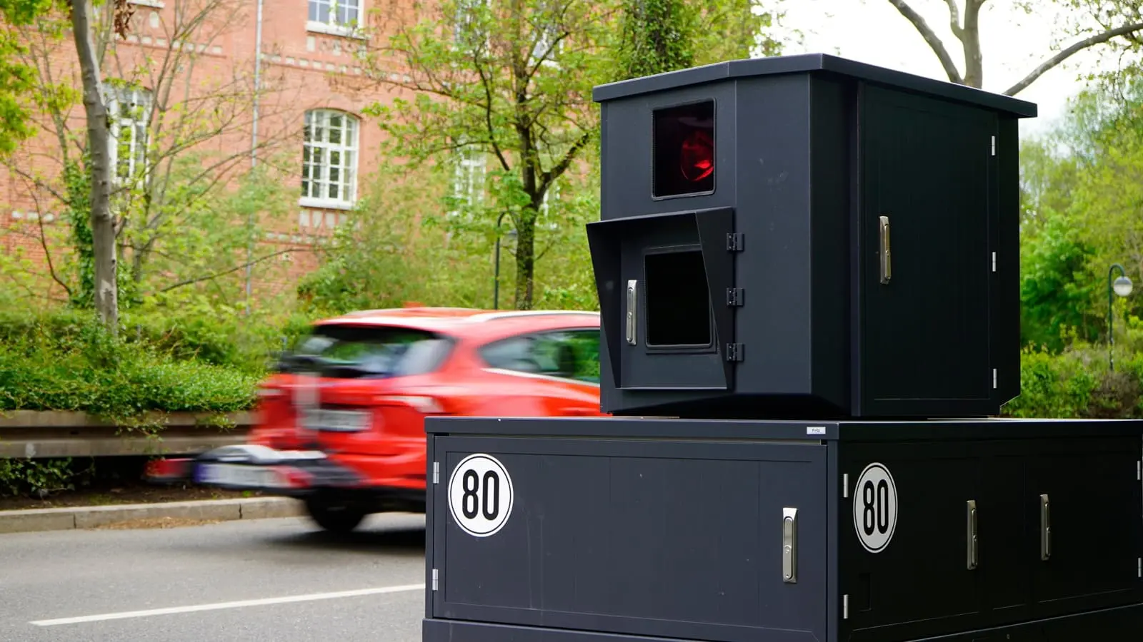 Blitzeranhänger ohne Kennzeichen: Ist das erlaubt?