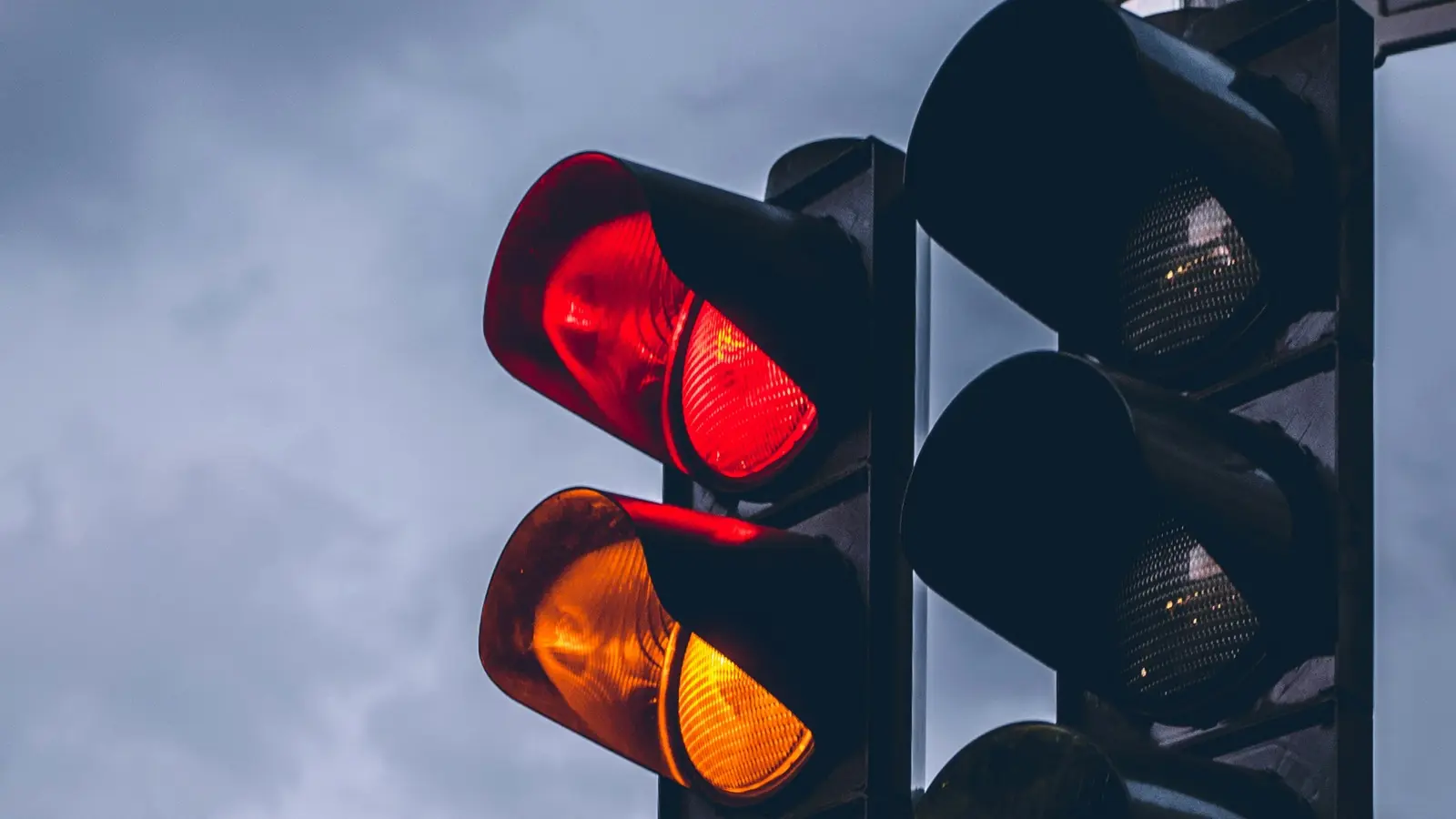 Eine Ampel schaltet gerade von Gelb auf Rot.