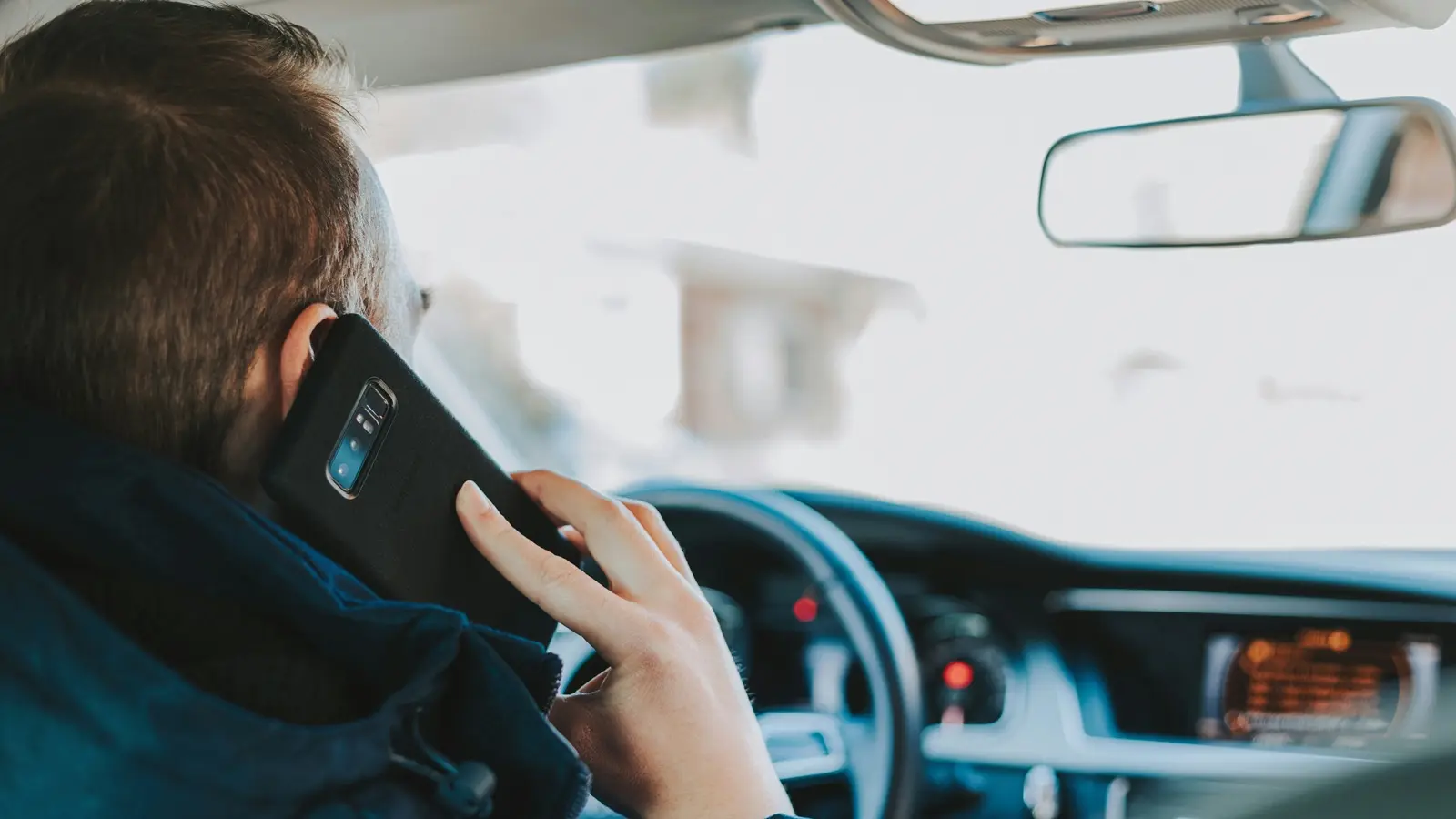 Handy am Steuer: Reicht ein Blitzerfoto als Beweis aus?