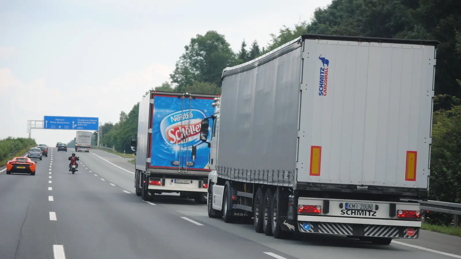 LKW fährt über Sensoren in der Autobahnfahrbahn zur Gewichtskontrolle.