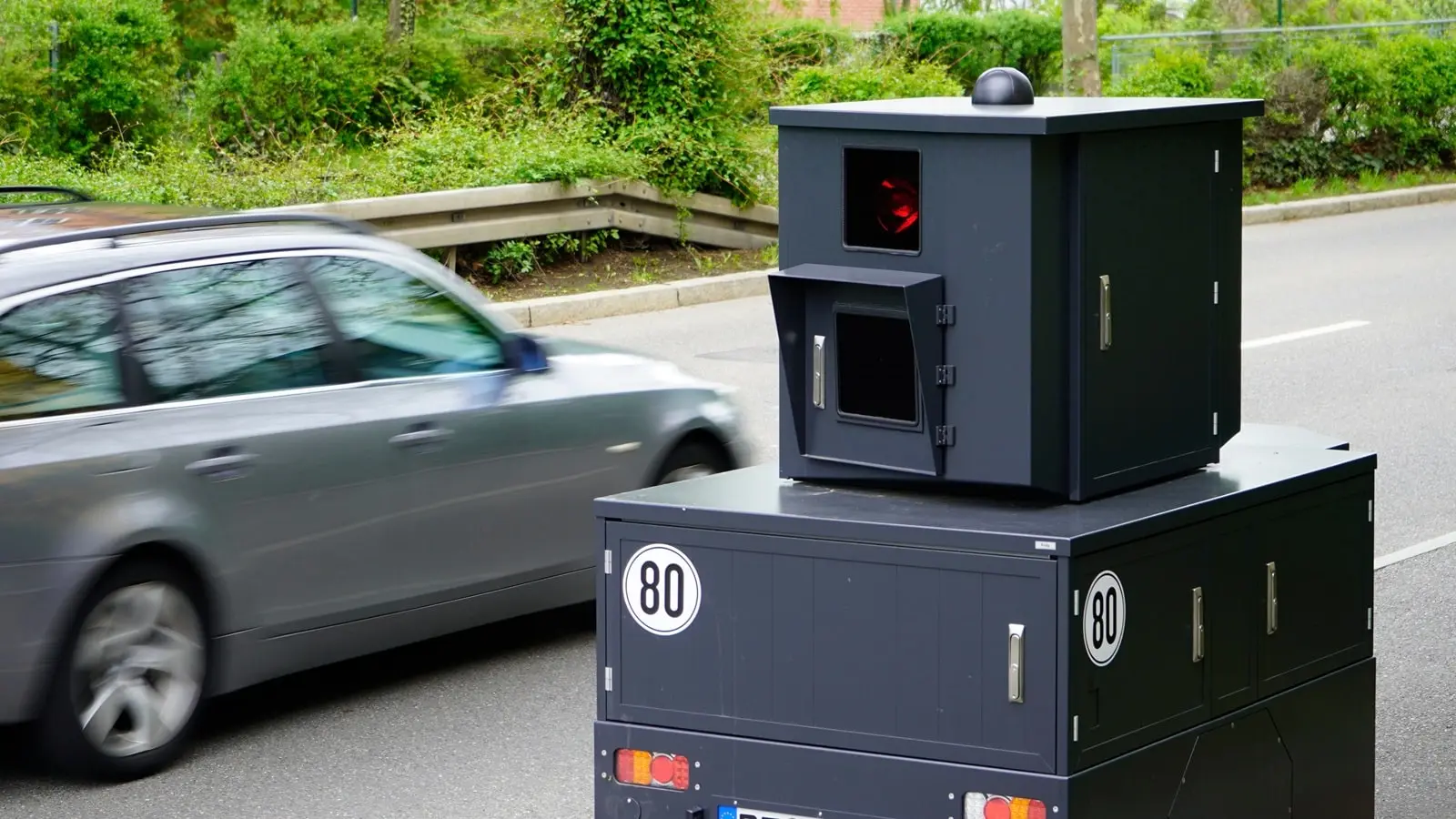 Ein Traffistar S350 Minirack - der teilstationäre Traffistar-Blitzer überwacht das Tempolimit von 80 an einer Bundesstraße.