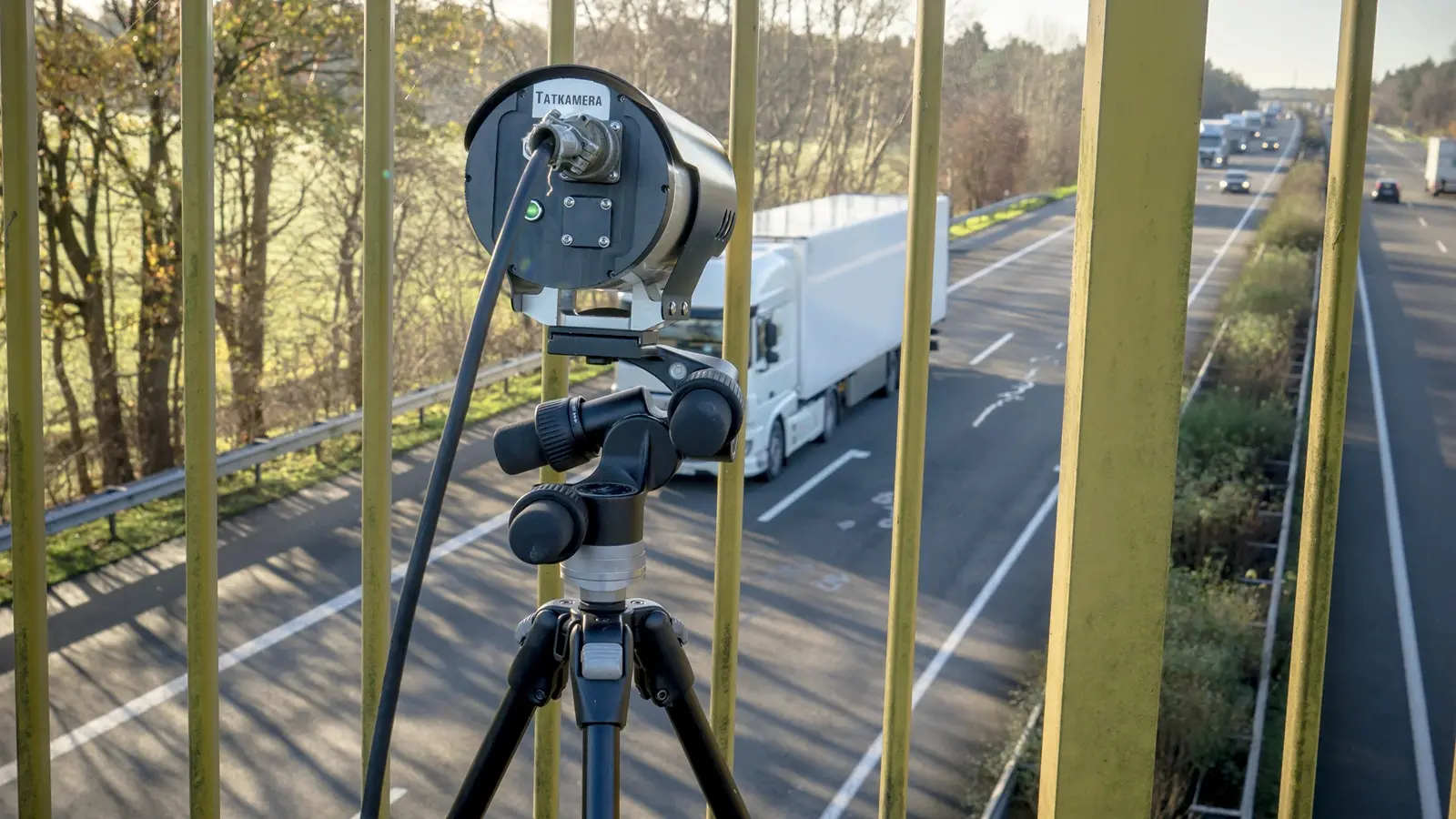 Ein VKS. 4.5 Videomessgerät mit Tatkamera, das den Verkehr von einer Autobahnbrücke aus filmt