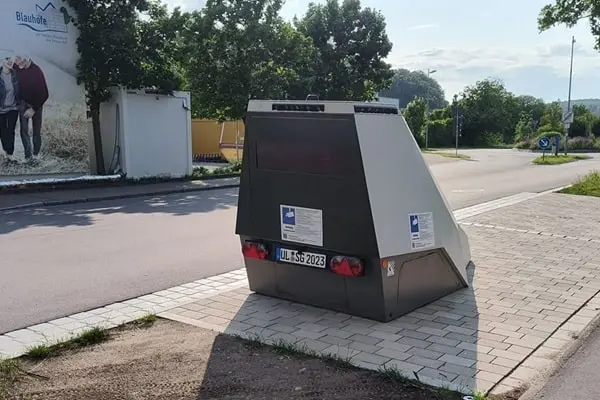 Auto fährt zu schnell an Blitzer vorbei